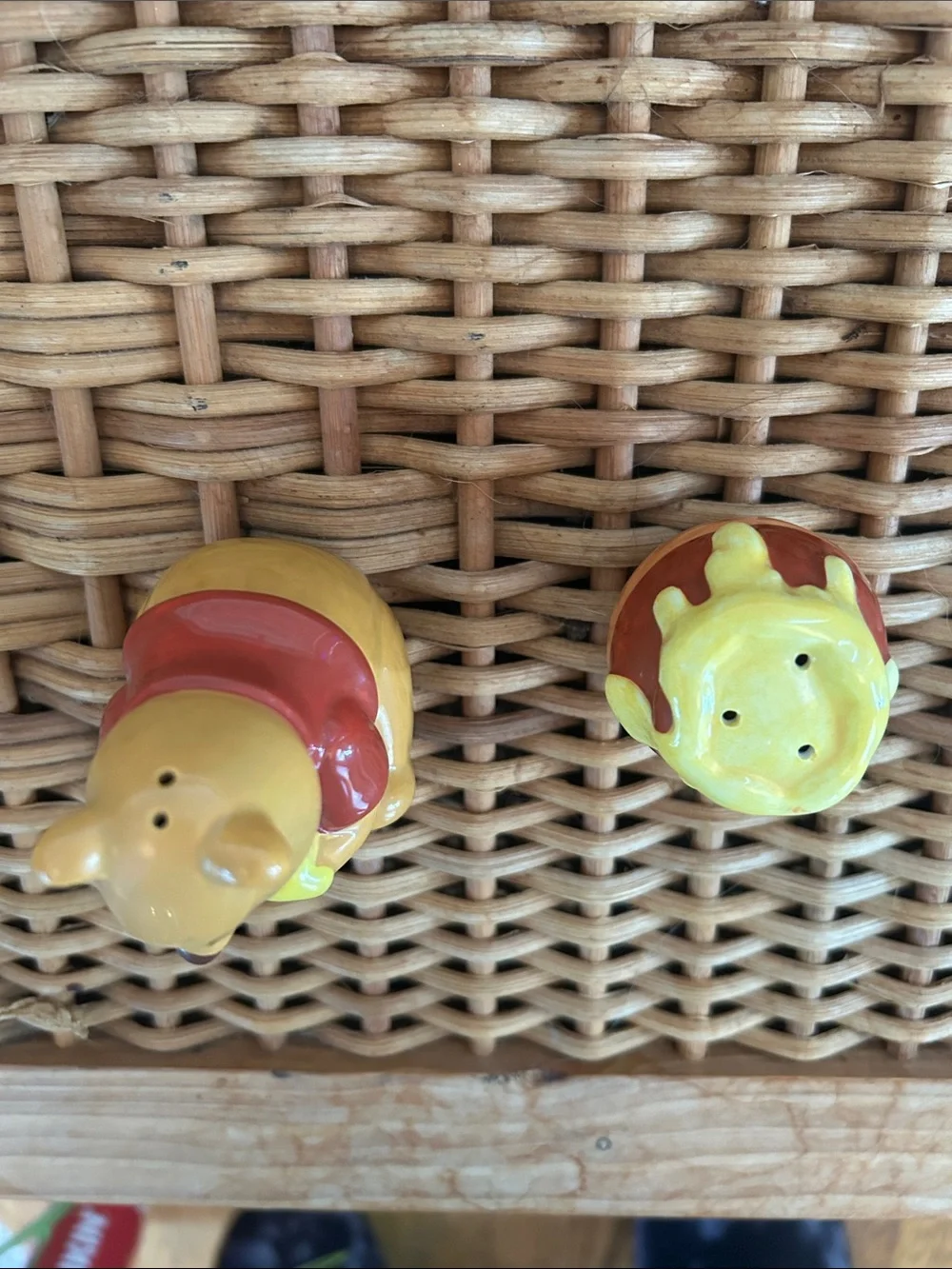 Disney Winnie the Pooh Ceramic Figurines w/Hunny Pot Salt & Pepper Shakers (LC)